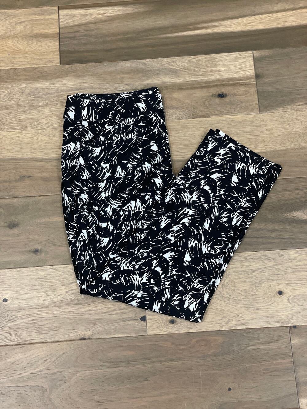 Chico’s Travelers Ankle Pant Crepe Black White Size 2R US Size 12R New With Tag